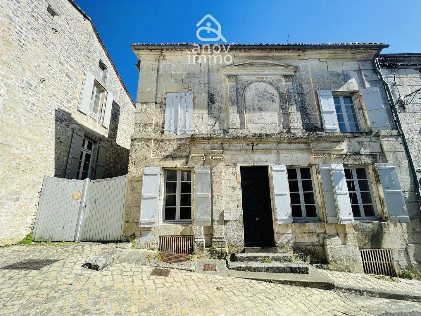 Maison 7 pièces 227 m² · à Villebois-Lavalette · 227 m² · 280 000 €