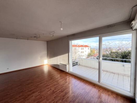 Appartement à louer 715 € 3 pièces 2 chambres 61 m² Étage 1/2 Chamalieres 63400