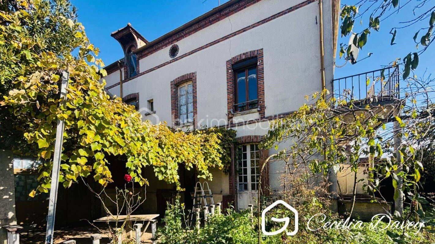 Maison 8 pièces 250 m² · à Villeneuve-sur-Yonne · 250 m² · 130 000 €