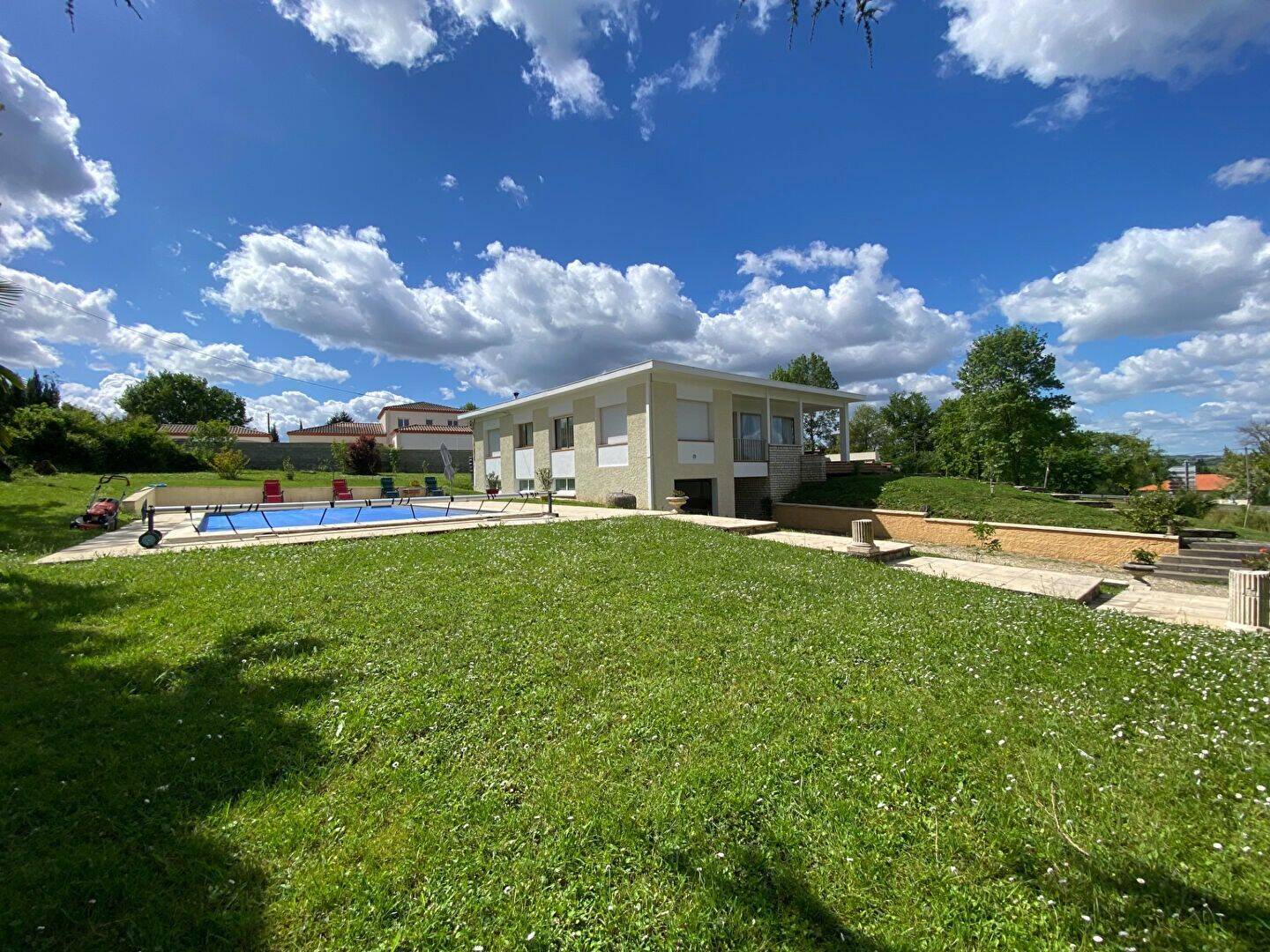 Maison 10 pièces 246 m² · à Sainte-Livrade-sur-Lot · 246 m² · 325 000 €
