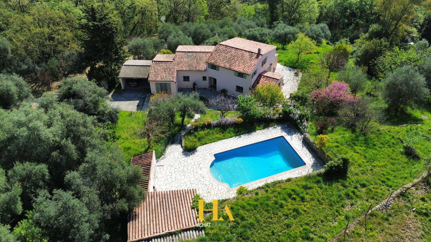 Maison 10 pièces 197 m² · à Grasse · 197 m² · 690 000 €