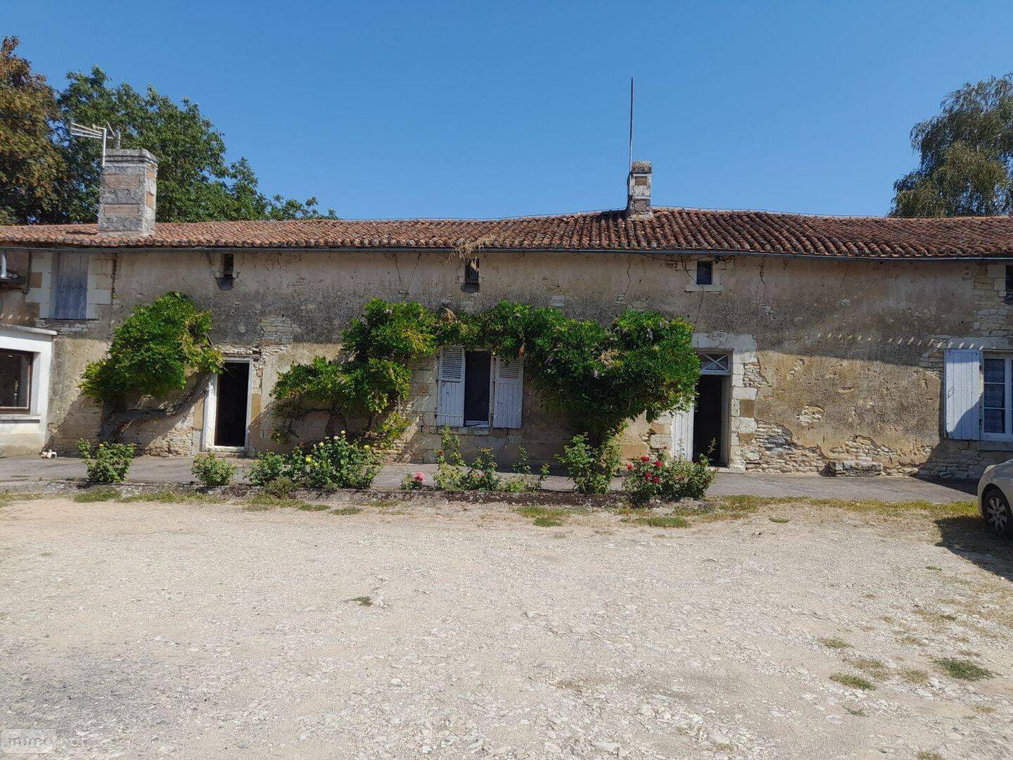 Maison 11 pièces 170 m² · à Saint-Jean-de-Sauves · 170 m² · 105 000 €