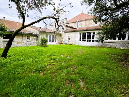 Maison à vendre 180 000 € 4 pièces 2 chambres 93 m² Saint-Dizant-du-Gua 17240