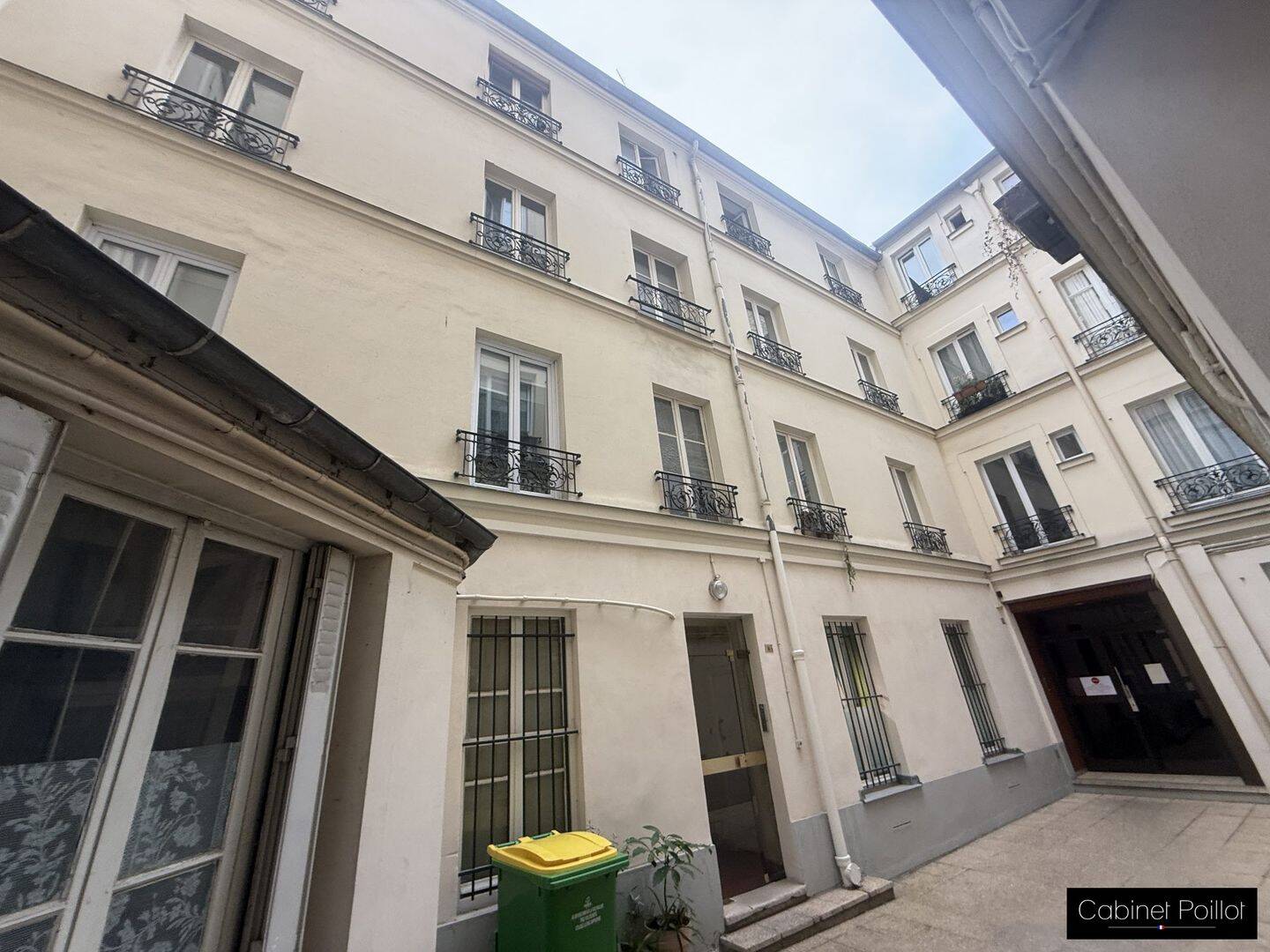Appartement 1 pièce 24 m² · à Paris 17ème Arrondissement · 23,5 m² · 930 €
