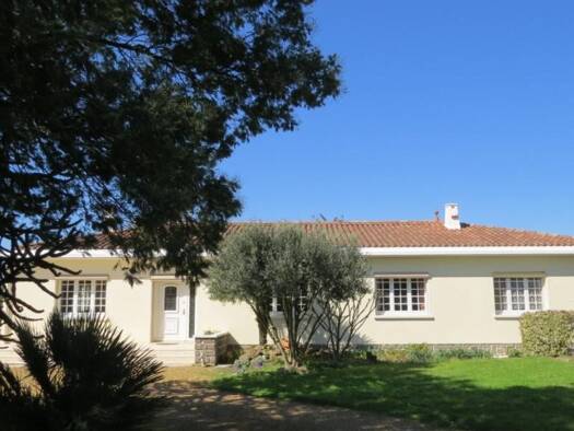 Maison de plain-pied à vendre 275 600 € 8 pièces 3 chambres 180,7 m² 3 100 m² de terrain Fontenay-le-Comte 85200