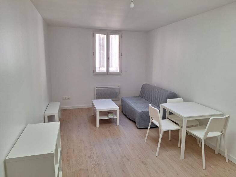 Appartement à louer 636 € 1 pièce 22,7 m² Dernier étage, Étage 1/1 Capucins-Saint Michel-Nansouty-Saint Genès Bordeaux 33800