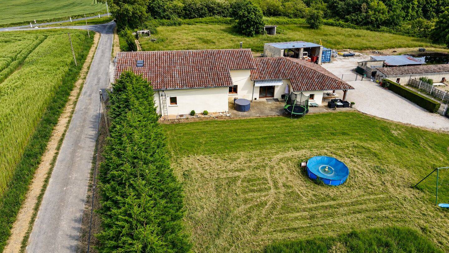 Maison 5 pièces 197 m² · à Bâgé-Dommartin · 197 m² · 369 000 €