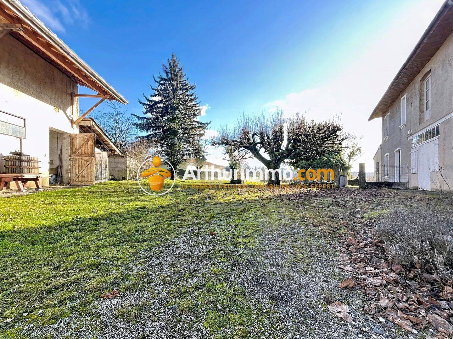 Maison 8 pièces 300 m² · à Montcarra · 300 m² · 249 000 €
