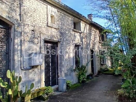 Demeure à vendre 400 000 € 9 pièces 5 chambres 379 m² 5 191 m² de terrain Nord Barbezieux-Saint-Hilaire 16300