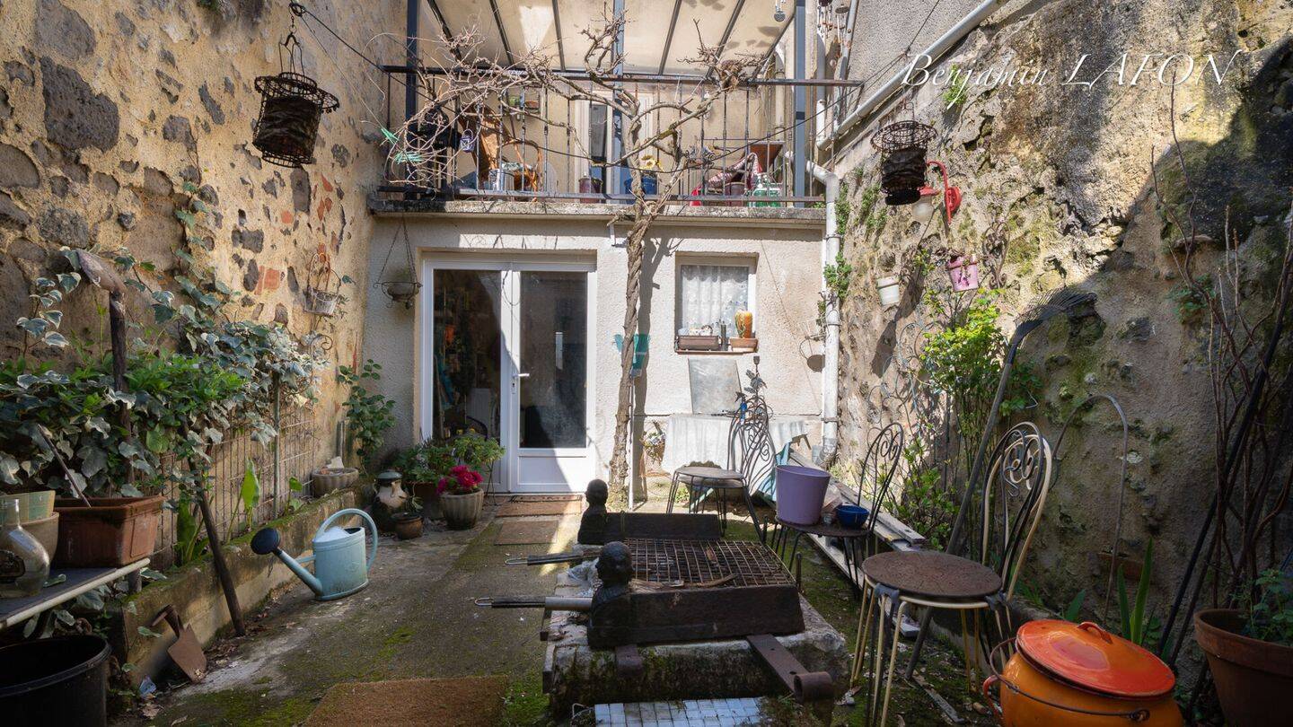 Maison de village avec cour intime et dépendance