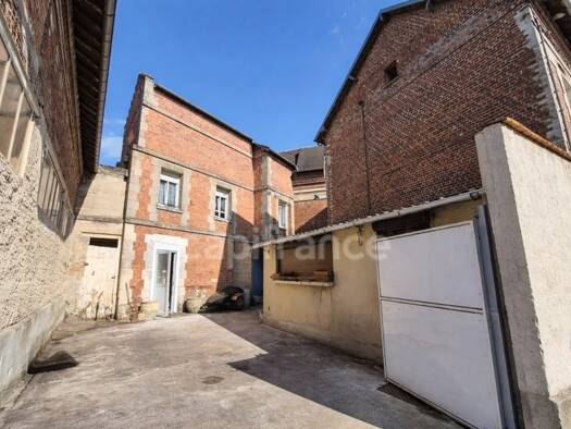Immeuble à vendre 212 500 € 76 m² Crouy 02880