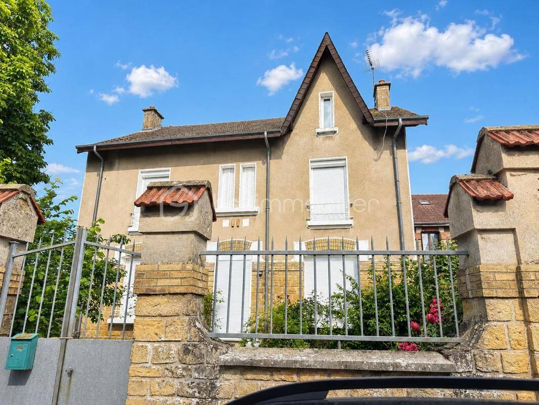 Maison 9 pièces 194 m² · à Donchery · 194 m² · 266 000 €