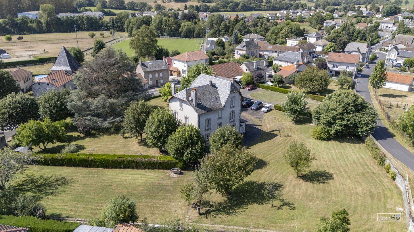 Maison 10 pièces 291 m² · à Jussac · 291 m² · 393 750 €
