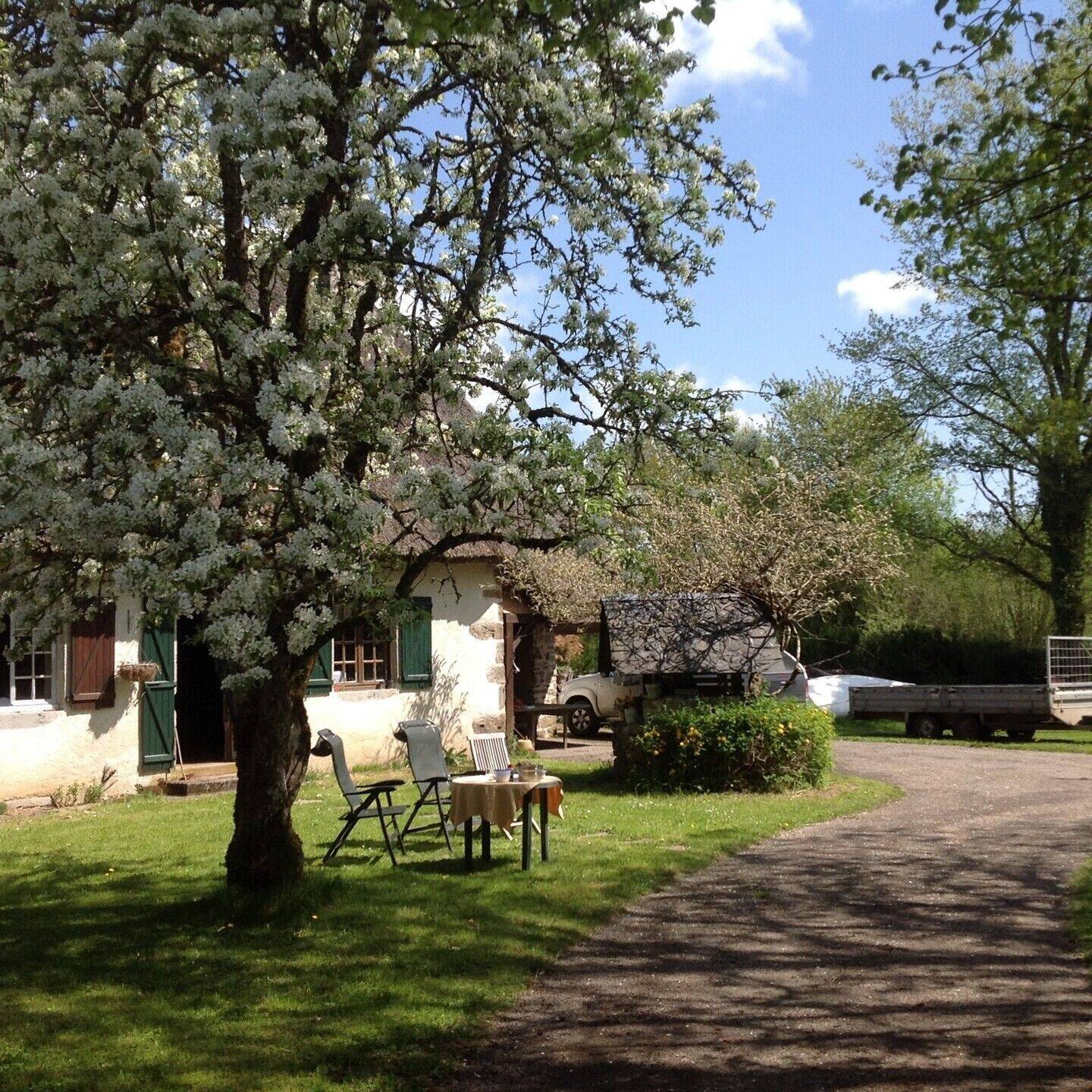 MAISON EN PIERRES , COUVERTE EN CHAUMES SUR 7265 M² DE TERRAIN