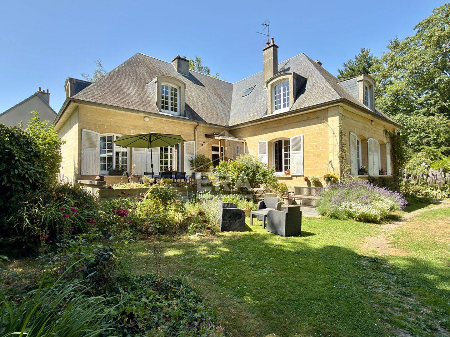 Maison 8 pièces 235 m² · à Épron · 235 m² · 569 900 €