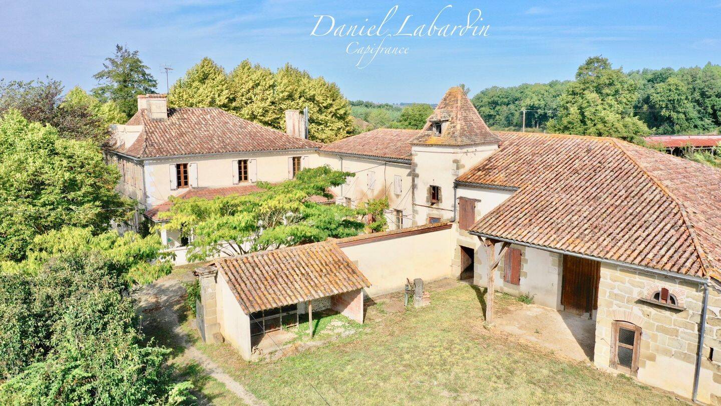 Maison 9 pièces 283 m² · à Brugnac · 283 m² · 265 000 €