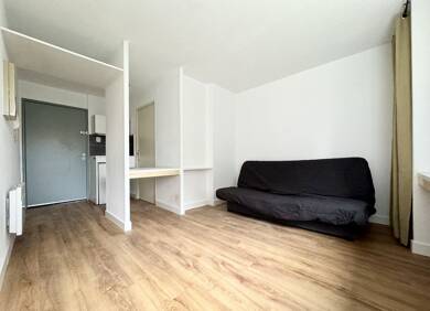 Appartement à louer 420 € 1 pièce 18 m² Étage 1/2 disponible dès maintenant Nimes 30900