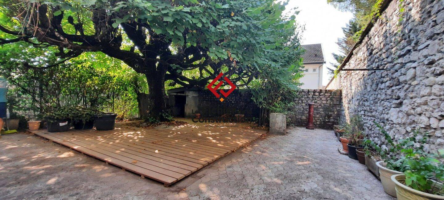 Maison 5 pièces 136 m² · à Saint-Ismier · 136,4 m² · 1 700 €