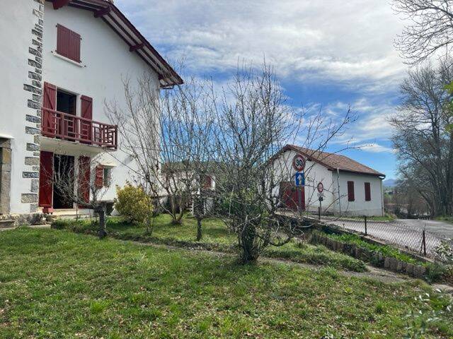 Spacieuse propriété avec 2 logements, dépôt, atelier, garage et