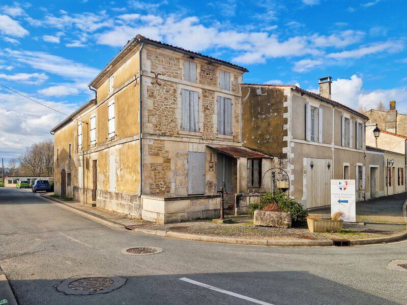 Maison 12 pièces 220 m² · à Brizambourg · 220 m² · 129 000 €