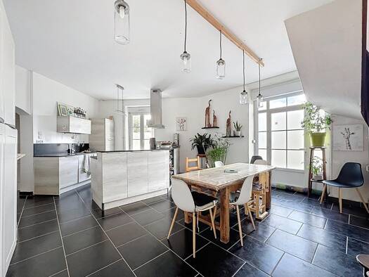 Maison à vendre 248 000 € 8 pièces 6 chambres 226 m² 1 233 m² de terrain Château-Gontier 53200