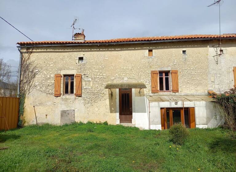 Maison à vendre 77 000 € 5 pièces 3<br/>chambres 70 m²<br/>superficie 846 m²<br/>terrain Marcillac-Lanville 16140
