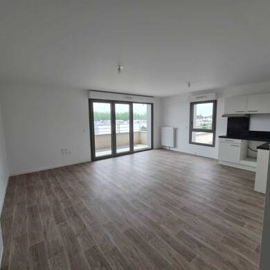 Appartement à louer 928 € 3 pièces 2 chambres 71 m² Étage 4/4 Trois Cités Poitiers 86000