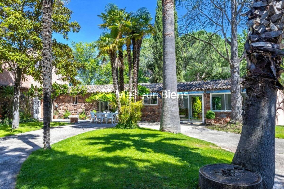 Maison 8 pièces 234 m² · à Roquebrune-sur-Argens · 233,7 m² · 949 000 €
