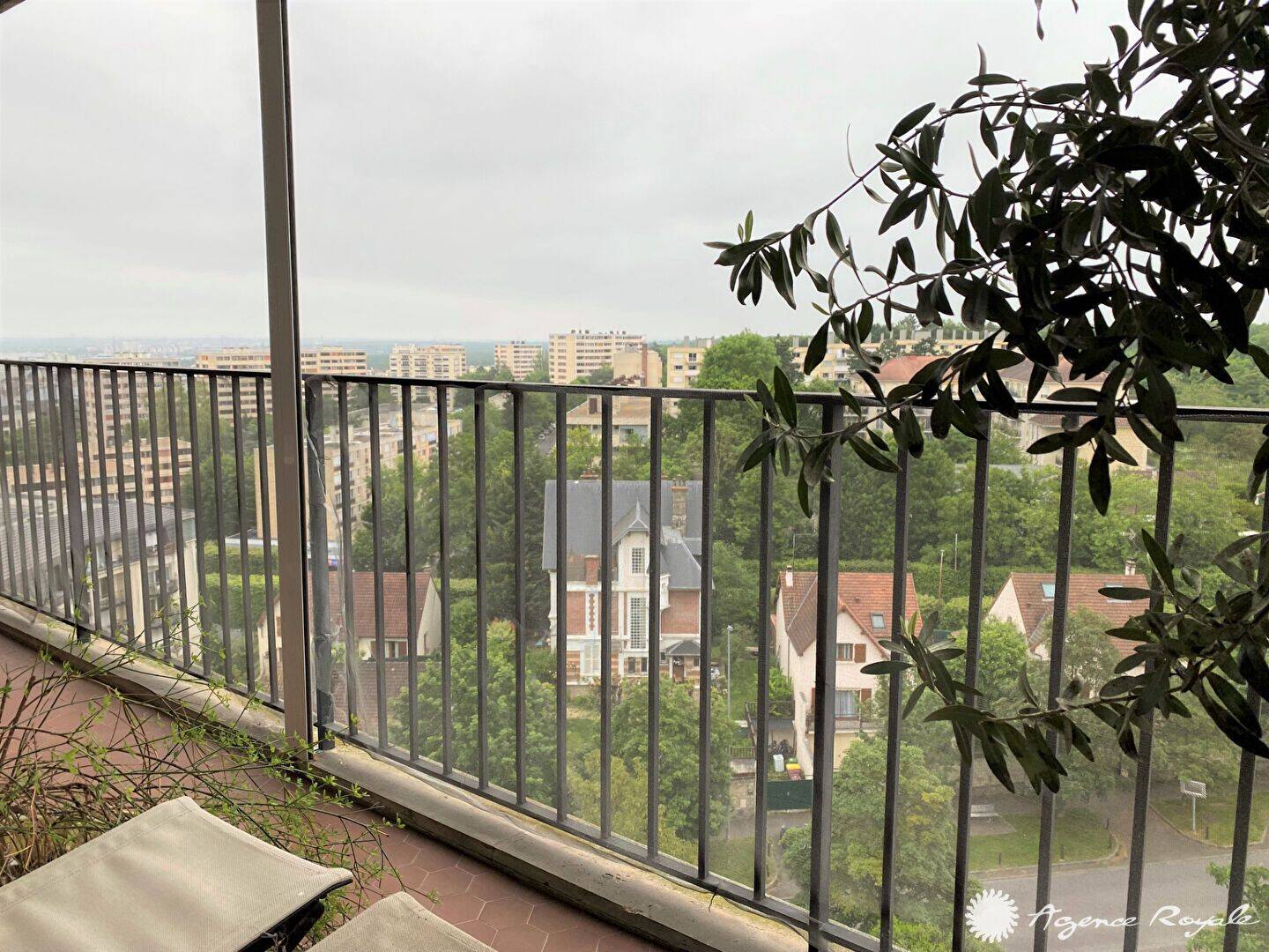 Appartement 5 pièces 111 m² · à Poissy · 110,7 m² · 1 808 €