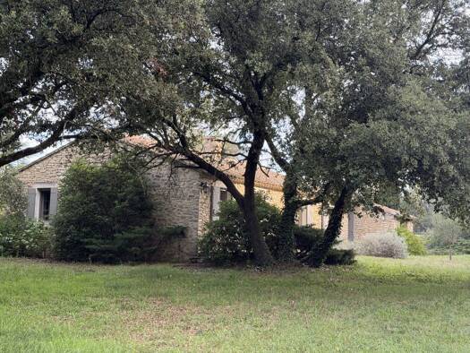 Maison de plain-pied à vendre - Première occupation 845 000 € 5 pièces 4 chambres 120 m² 2 557 m² de terrain Ménerbes 84560