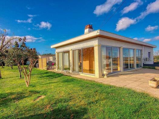 Maison de plain-pied à vendre 268 000 € 6 pièces 4 chambres 163 m² 1 640 m² de terrain Montayral 47500