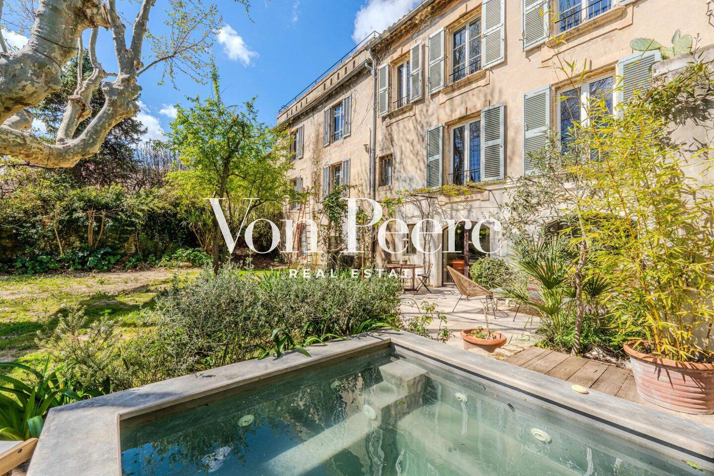 Maison 14 pièces 350 m² · à Villeneuve-lès-Avignon · 350 m² · 985 000 €