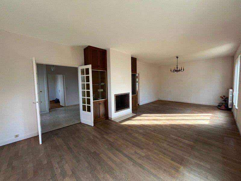 Maison 7 pièces 214 m² · à Saint-Amand-Montrond · 214 m² · 176 714 €
