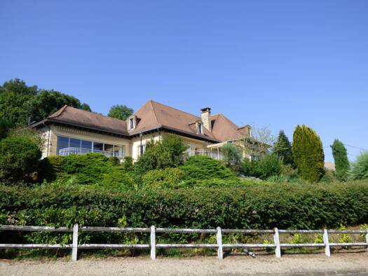 Maison à vendre 369 000 € 7 pièces 4 chambres 269 m² 3 300 m² de terrain Cublac 19520