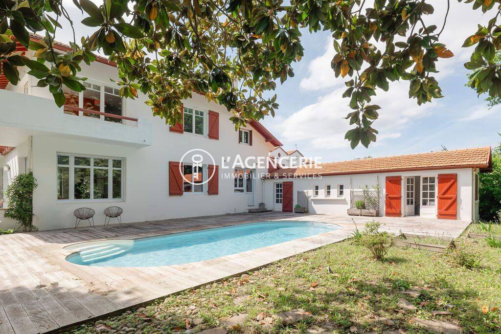 Maison 8 pièces 195 m² · à Larressore · 195 m² · 976 000 €