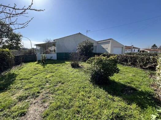 Maison de plain-pied à vendre 149 900 € 4 pièces 3 chambres 90 m² 1 041 m² de terrain Châteaubernard 16100