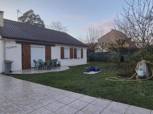 Maison de plain-pied à vendre 299 000 € 4 pièces 3 chambres 93 m² 551 m² de terrain Centre Savigny-le-Temple 77176