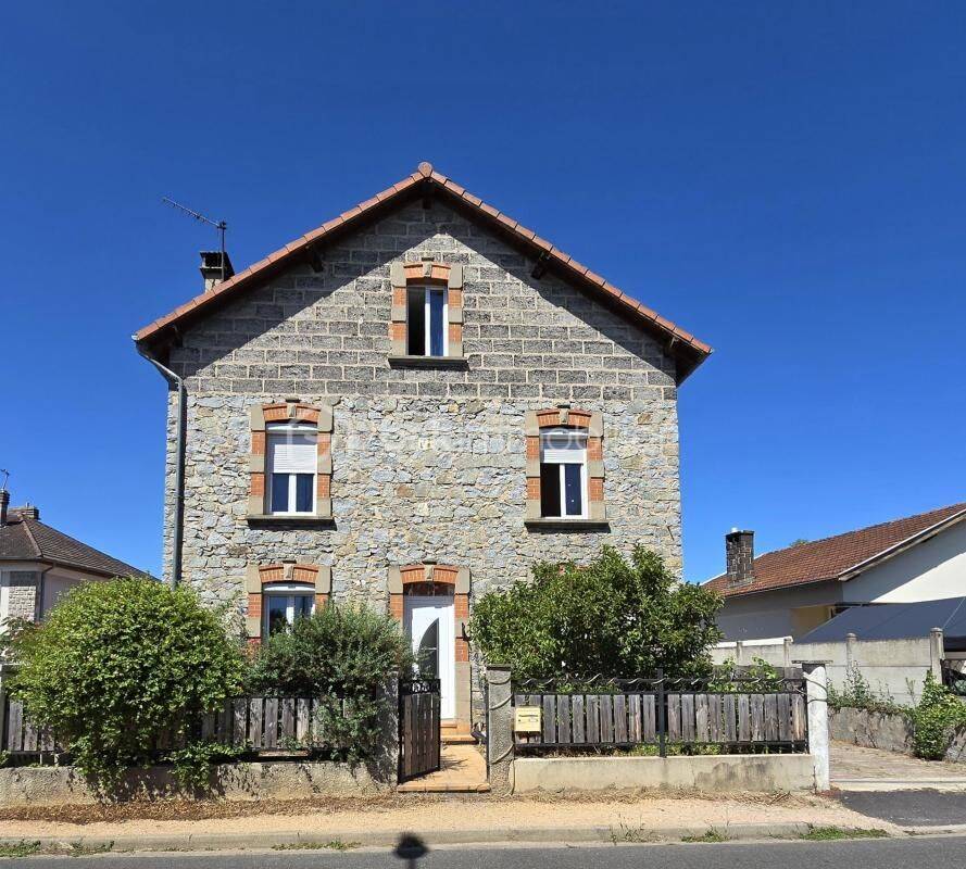 Maison 5 pièces 135 m² · à Puy-Guillaume · 135 m² · 150 000 €