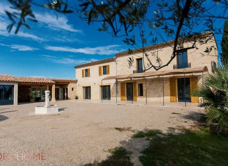 Mas à louer 2 150 € 4 pièces 3<br/>chambres 209 m²<br/>superficie Sernhac 30210