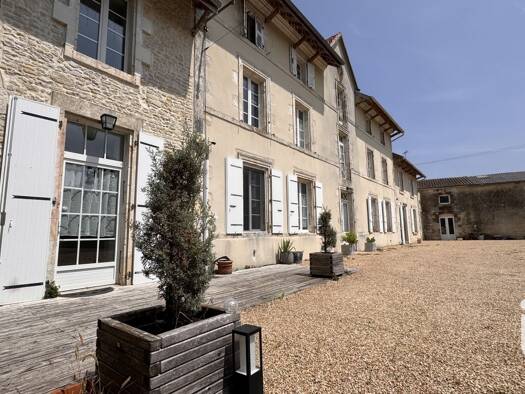 Maison à vendre 1 295 000 € 20 pièces 11 chambres 590 m² 32 805 m² de terrain Anais 17540