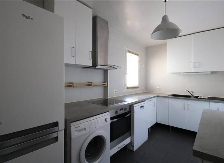 Appartement à louer 1 475 € 3 pièces 2<br/>chambres 72 m²<br/>superficie 1er<br/>étage Prefecture Cergy 95000