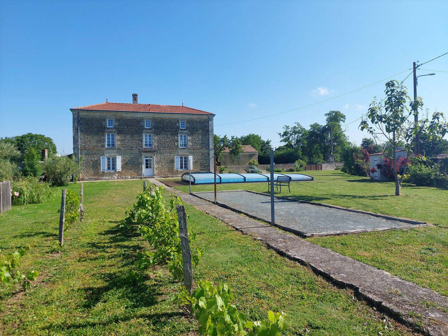 Maison 8 pièces 200 m² · à La Ronde · 200 m² · 380 000 €