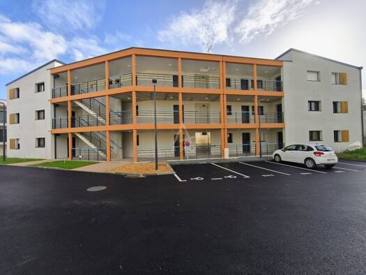 Appartement à vendre 239 700 € 3 pièces 2 chambres 57 m² Étage 1/2 La Hutte Les Herbiers 85500