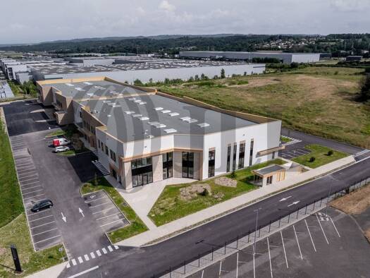 Local d'activités à louer 27 500 € 3 000 m² d'espace de stockage divisible Centre-Saint Bonnet-Muissiat Villefontaine 38090
