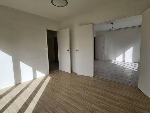 Appartement à louer 1 200 € 3 pièces 2 chambres 63,9 m² Étage 3/4 Fontainebleau 77300