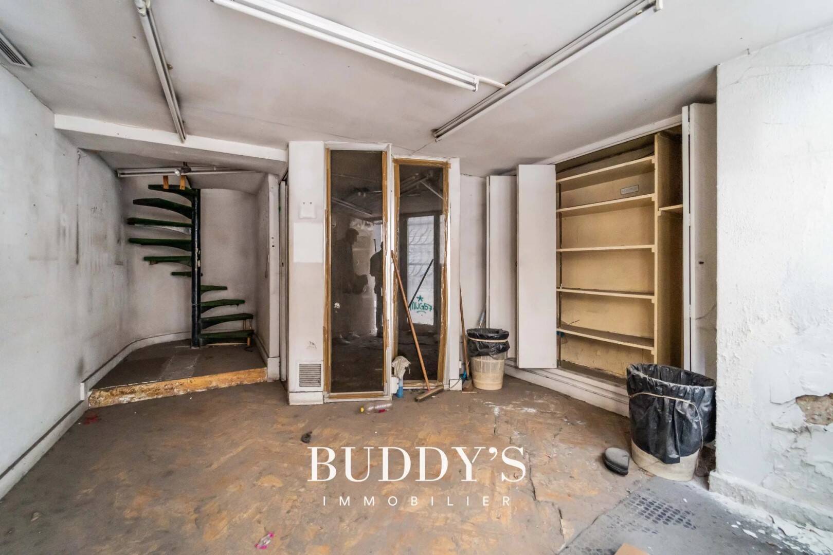 Vente de mur d'un local Professionnel de 3 pièces d'une surface de 61 m2 — 2