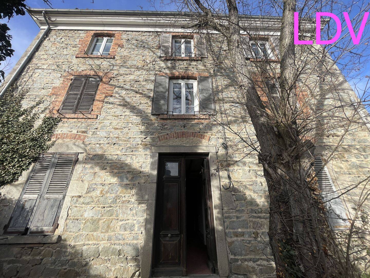 Maison 8 pièces 300 m² · à Boën-sur-Lignon · 300 m² · 120 000 €