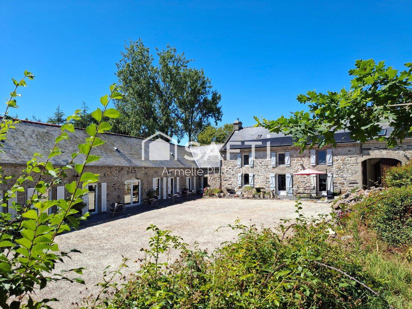 Maison 15 pièces 466 m² · à Plomodiern · 466 m² · 840 000 €