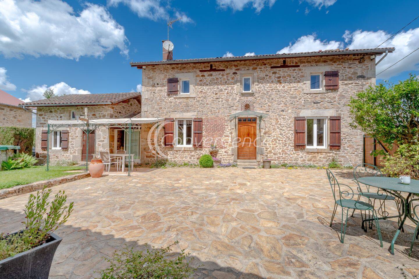 Maison en pierres avec salle de réception, grange et dépendances