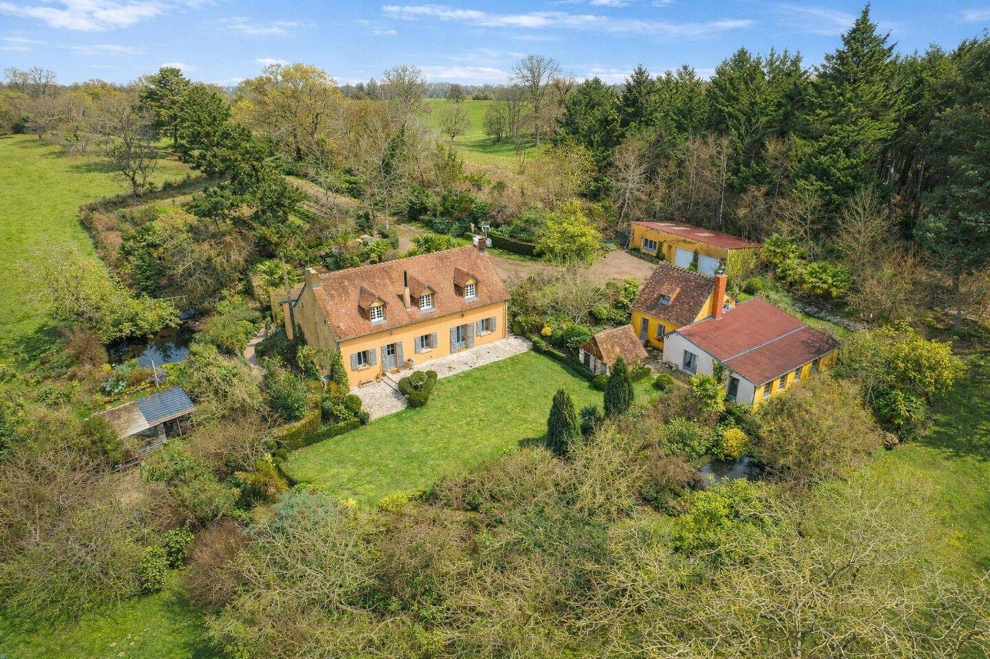 Maison 12 pièces 240 m² · à Écommoy · 240 m² · 465 000 €